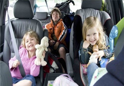 4 lưu ý quan trọng khi có trẻ nhỏ đi ô tô 