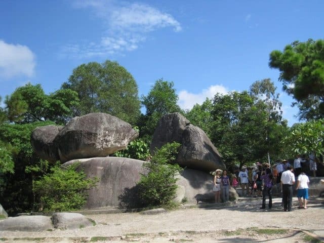 Hòn đá chống mái - du lịch Sầm Sơn