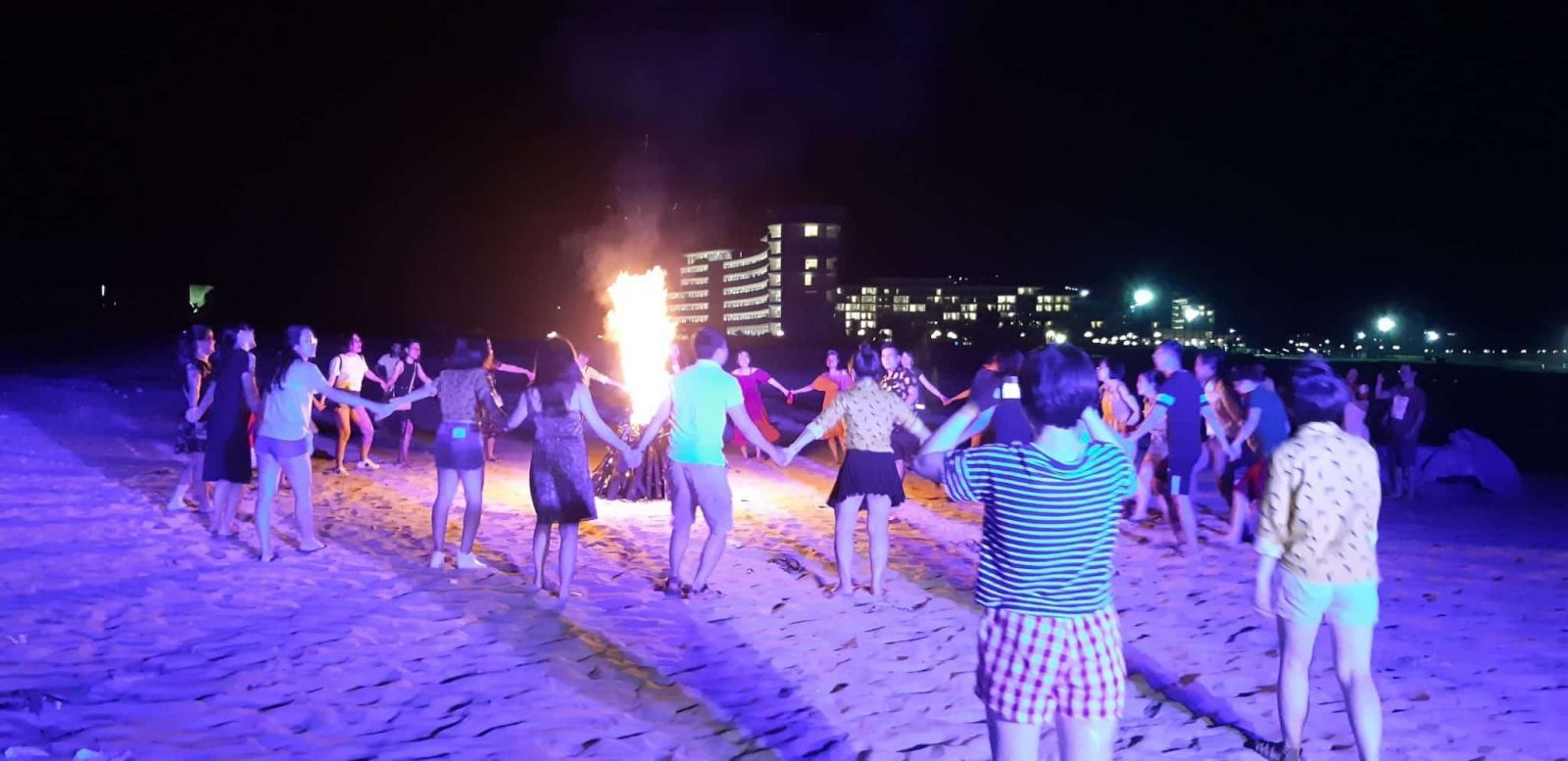 Dạo biển đêm Sầm Sơn - vui chơi lửa trại hoạt động Team Building bãi biển