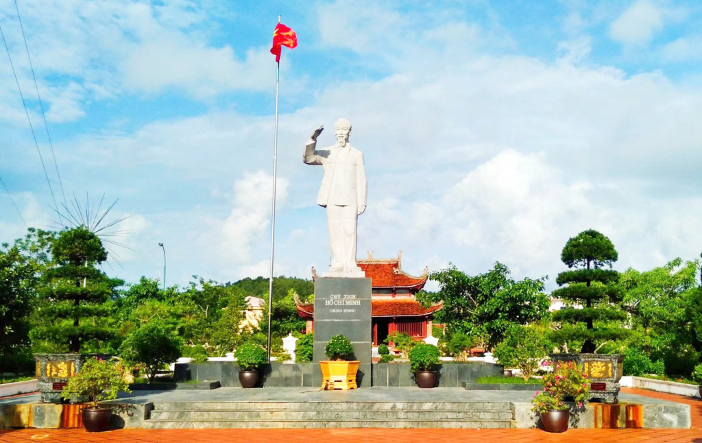 Thuê xe đi Cô To - Đài tưởng niệm Chủ tịch Hồ Chí Minh
