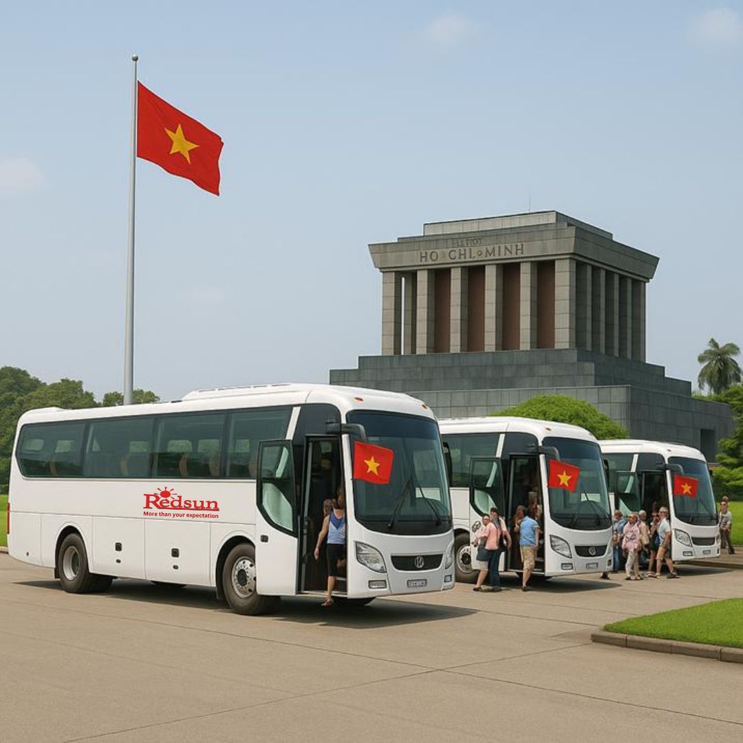 Đoàn xe du lịch đón khách tại Quảng trường Ba Đình